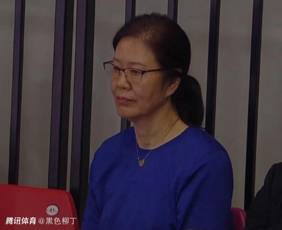 正在上映的《花束般的恋爱》中，巧妙运用了男女主角的双向视角，真实细腻地呈现了一段恋情从萌芽到结束的全过程